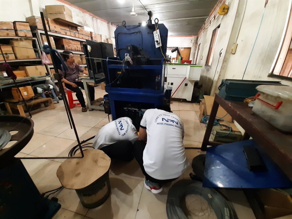 Máy uốn đa trục